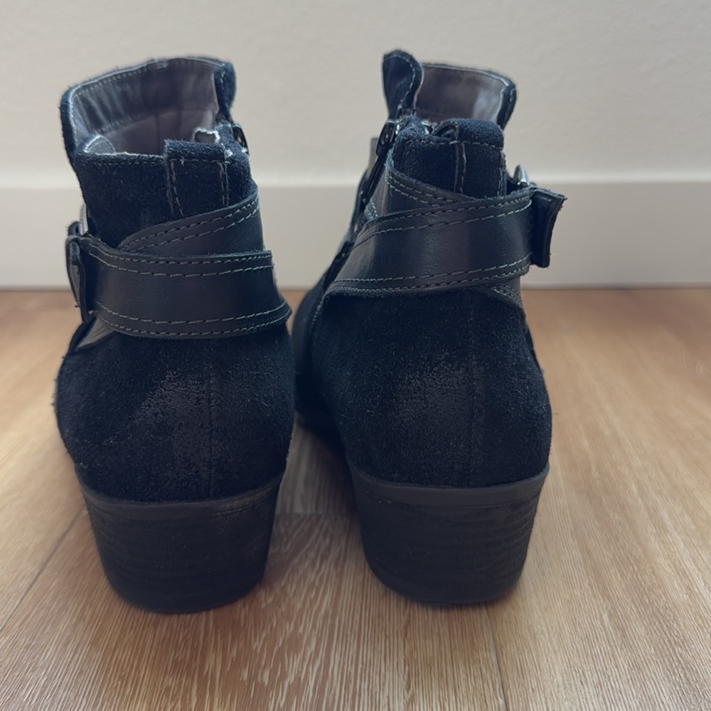 Earth Black zip up western style distressed suede booties, women’s size 11 - Picture 4 of 5